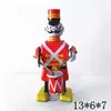 Rolig vuxensamling Retro Wind Up Toy Metal Tin Military Band Robot Drummer Mechanical Toy Clockwork Toy Figures Kids Gift 240104