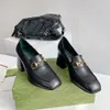 Décolleté con fibbia in metallo di alta qualità donna Primavera autunno slip on Tacchi grossi Scarpe eleganti Designer di lusso Scarpe con tacco in pelle con plateau Nero bianco con scatola