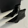 Botas Chelsea femininas de bico fino com salto grosso e design curto