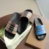 2024 nuovi Slider designer di lusso sandalo scarpe estive sandalo da spiaggia passeggiata mulo uomo donna pantofola all'aperto scarpa casual da viaggio tacco piatto mocassino in gomma regalo scivolo con scatola