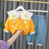 2023 Spring Autumn Children Girl 3st Clothing Set Flower Sticked Cardigan Coat Cotton Shirts Jeans byxor Babykläder kostym 240103