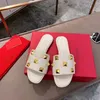 Roman Stud Quilting Rivet Slipper Luxurys Sexy Sliders Mules Cuir Fille Noir Blanc Top Qualité Chaussures Casual Summer Beach Designer Extérieur Plat Slide Sandal Cadeau