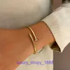 Bracciale di design classico di nuova marca di pneumatici per auto 2024 Chiodo di zircone Versatile Piccolo e di fascia alta Elegante ed elegante Artigianato Regolabile per le donne Hanno la scatola originale