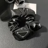 Scrunchies de couro de jóias de designer para cabelo meninas elásticos de borracha acessórios de cabelo para mulheres faixas de cabelo