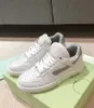 Lyx ut ur kontoret sneaker designer casual skor låga toppar svart vit vintage nödställd läder ff dhgate mens kvinnor loafers tränare vandringsplattform sneakers