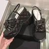 Kadın Slingbacks Sandalet Tasarımcısı Kuzu Hinsi Camellia Kama Platformu Topuklu Elbise Ayakkabı Ayarlanabilir Ayak Bileği Slaytları Kapitone Doku Katırları Açık Mekan Günlük Ayakkabı