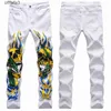Lila Jeans-Herrenhose. Trendige, elastische Slim-Fit-Jeanshose für Herren in Weiß mit Totenkopf-Graffiti-Flammen-Persönlichkeit und kleiner Fußtaille