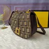 Bolsas femininas de luxo de designer de moda de alta qualidade de alta qualidade Bolsa de lona marrom de extensão média diagonal Vem com uma concha longa Marca de letra de metal