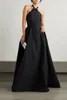 Elegant lång svart halterhalsklänningar med båge/fickor a-line satin veckad golvlängd festklänning maxi formella aftonklänningar för kvinnor