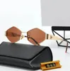 2024 Gasses de sol de designer de luxo Os óculos masculinos com Lisa Triumph Beach Street Photo Os mesmos óculos de sol da moda Metal Full com caixa de presente