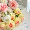 Dekorativa blommor konstgjorda vita siden rosor brud lång bukett blomma för bröllop bord mittstycken fest vas jul diy heminredning