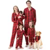 Kış aile eşleşen kıyafetler ekose gömlek pantolon 2pcs takım elbise elbise bebek romper köpek atkı Noel görünümü 240104