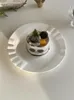 プレート韓国スタイルのセラミックデザートプレート家庭用シンプルなソリッドレリーフラウンド料理食器ケーキサラダパスタプラッターフルーツディッシュカフェ