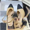 Designer Baotou Flat Channel High Heels läder Sandaler Kvinnor Nytt bälte med klackar Summer Fashion Outside Wear High Heels Thick Heel Slipper