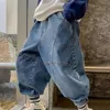 Модные крутые джинсы для мальчиков и девочек, брюки в Корейском стиле, лаконичные повседневные свободные брюки, детская одежда, лето 240103
