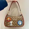 Cooach Bag Kou Family Emblem New Styleワンショルダークロスボディバッグファッション汎用性のある女性用バッグオリジナル画像顧客サービスを探して