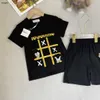 Marka Bebek Trailsuit Oyun Deseni Baskı Çocuk T-Shirt Set Boyut 100-150 Tasarımcı Erkekler Kısa Knapılı ve Elastik Bel Şortları Jan10