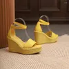 Sandaler 2024 Summer Slope Heel Tjock Sole High Round Toe Knapp Rem European och American Border Border Stora Women's Shoes