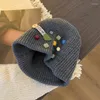 Boinas Coreano Ins Moda Diseño de botones Sombreros de punto para mujeres Otoño e invierno Protección para los oídos versátil Cálido Mostrar cara Gorros pequeños