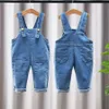 Enfants bretelles Denim pantalon printemps filles Jeans garçons trou enfants mode pantalon bébé Jean vêtements pour bébés 240103