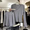 Robes de travail Automne et hiver Version coréenne de la chemise tricotée de style mince à rayures suspendues avec une jupe courte enveloppée à la taille unique Beauti