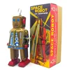 Rolig klassisk samling Retro Clockwork Wind Up Metal Walking Tin Space Robot Nyckel Sår Motor Toy Mechanical Christmas Gift 240104