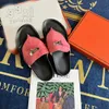 Platte hakken sandalen outdoor slippers designer dames pantoffels retro ronde tenen glijbaan klassiek zwart leer casual schoen luxe schuim buitenzool muilezel