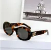2024 Gasses de sol de designer de luxo Os óculos masculinos com Lisa Triumph Beach Street Photo Os mesmos óculos de sol da moda Metal Full com caixa de presente