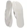 Plage d'été Tabi Tongs Pantoufles Designer de mode Blanc Maisons de voyage en plein air Femmes Hommes Plat Noir Margiela Nouveau Chaussures de sport Piscine Slide Sports Sandal Sliders