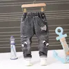 2023 Primavera Moda Niños Jeans Bebé Pantalones casuales Letras de dibujos animados Niños Elasticidad Jean Boy Pantalones Otoño Niños Denim 17Y 240103