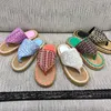 Pantres à plat de qualité supérieure Designer de luxe pour femmes Summer Beach Grass tissage glissades Sandales Sangle de cheville Flip flop Sandales Open Toe Holiday Flats Sandal Factory