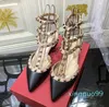 Designer puntige neusriem met studs hoge hakken lakleer klinknagels sandalen dames bezaaid strappy jurk schoenen valentijn hoog