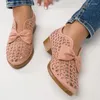 Sandálias Europeias e Americanas Mulheres 2024 Sapatos de Verão Apontou Decoração de Arco Oco Grande 35-43 Único Sapato Traf