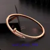 Pneus de voiture Nouvelle marque Bracelet de créateur classique personnalisé diamant incrusté de clous pour femmes lumière incolore luxe petit et polyvalent Design ont une boîte d'origine