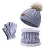 Baskar sätter 3 enstaka hårboll beanie hattar barn stickade mössor med handskar Bib Baby Solid Color Warm Woolen Skullies Hat