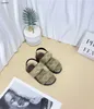 Populära barn sandaler sommardesigner baby tofflor Kostnadspris Storlek 26-35 Inklusive Shoe Box Letter Printing Khaki Child Shoes Jan10