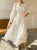 Robes décontractées Robe en coton 2024 Début du printemps Style d'été Dames Motifs à pois Taille élastique Manches longues Longueur mi-mollet Blanc