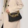 Netizen Underarm 2024 Nya franska små och populära avancerade kvinnor handväska fashionabla kvinnors mångsidiga kedjor crossbody väska gåva