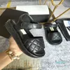 2024 Designers Kvinnor Pearl Flat Heel Sandaler Pinch Toe Slippers lädervävda sandaler Slides Ladies Shoes