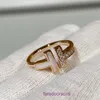 Topp original TifannisM Women's Ring Online Shop V Gold Half Diamond White Shell Dubbel bokstav T Form enkel öppen ring inlagd med högt kol har originallåda