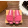 10A Designer Pool Kissen Hausschuhe Modenschau New Style Slipper Lady Prägung Schuhe Top Qualität Leder Sandale Sunset Flache Gummilaufsohle Slides Sandalen