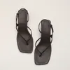 Sandaler kvinnors fyrkantiga kattkattunge med sillben Enkel läderatmosfär Låga hälskor