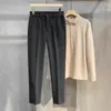 Pantaloni da uomo in lana autunno e inverno pantaloni da ufficio formali da ufficio slim fit dritti in vita elastica pantaloni marroni casual affusolati coreani 240105