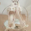 Escarpins à talons hauts à fleurs élégantes pour femmes, chaussures de mariage avec lanière à la cheville et perles, petit talon carré, 240104