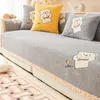 Stuhlhussen Winter Warm Lämmer Samt Sofa Handtuch Stickerei Cartoon Dicke rutschfeste Abdeckung für Wohnzimmer Schnitt L-förmige Couch