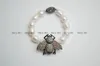 Armband utestående asfalterade CZ Metal Bee Insect Charm Natural Fresh Water Pearl Potato Pärlor Stretch Armband Party Jewelry