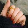 Tifannissm Bagues boutique en ligne vente en gros Instagram vent froid lumière luxe bague de haute qualité couronne papillon mode queue polyvalente pour les femmes ont une boîte d'origine