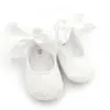 دمى الدانتيل أبيض تعميد أحذية الطفل المثالية معمودية الظهر الحزام طويل الذيل أحذية الباليه الفتيات الصغيرات أول مشاة 240105