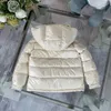 Baby Coats Ubrania designerskie Klony luksusowe projektant ubrania dziecięce z literami z kapturem gęsta ciepła warstwowa dziewczyna dla dzianiny haft logo
