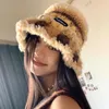 Chapeaux de seau faits à la main de concepteur femmes automne et hiver version coréenne mode spectacle polyvalent visage petit bonnet de pull tricoté chaud 240104